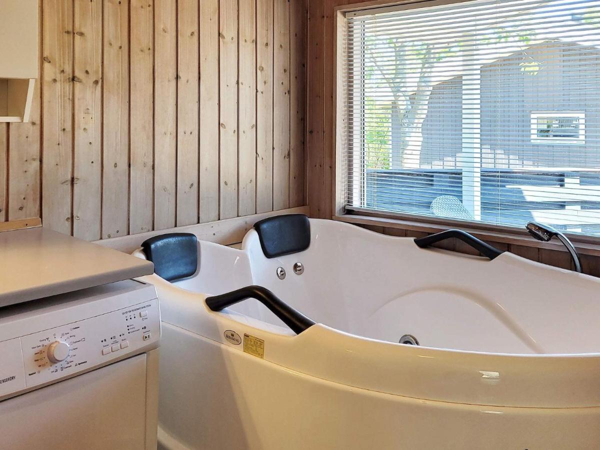 8 Person Holiday Home In Nex Snogebæk エクステリア 写真